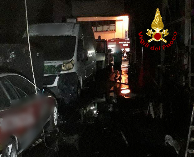 Marghera, incendio in un’autofficina: necessario intervento nucleo NBCR