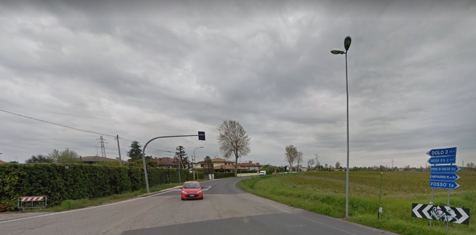 Dolo: fa finire due giovanissimi guidatori in un fosso e si dilegua. Caccia al pirata della strada.