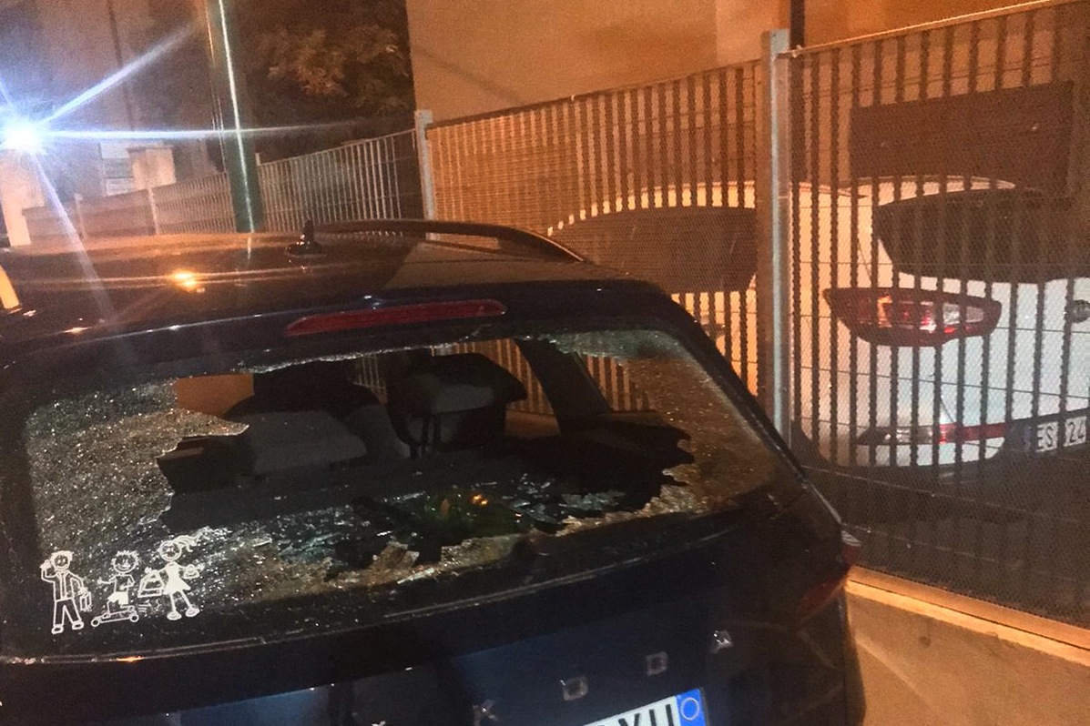 Danneggia un’auto in sosta a Carpenedo, 35enne arrestato dalla Polizia locale
