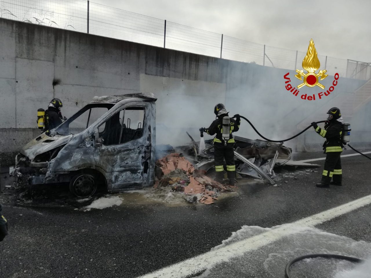 Tragedia sfiorata in A4: furgone divorato dalle fiamme, miracolato il conducente – Gallery