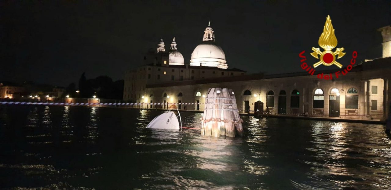 Scontro tra barchino e vaporetto all’Arsenale: quattro feriti di cui due gravi