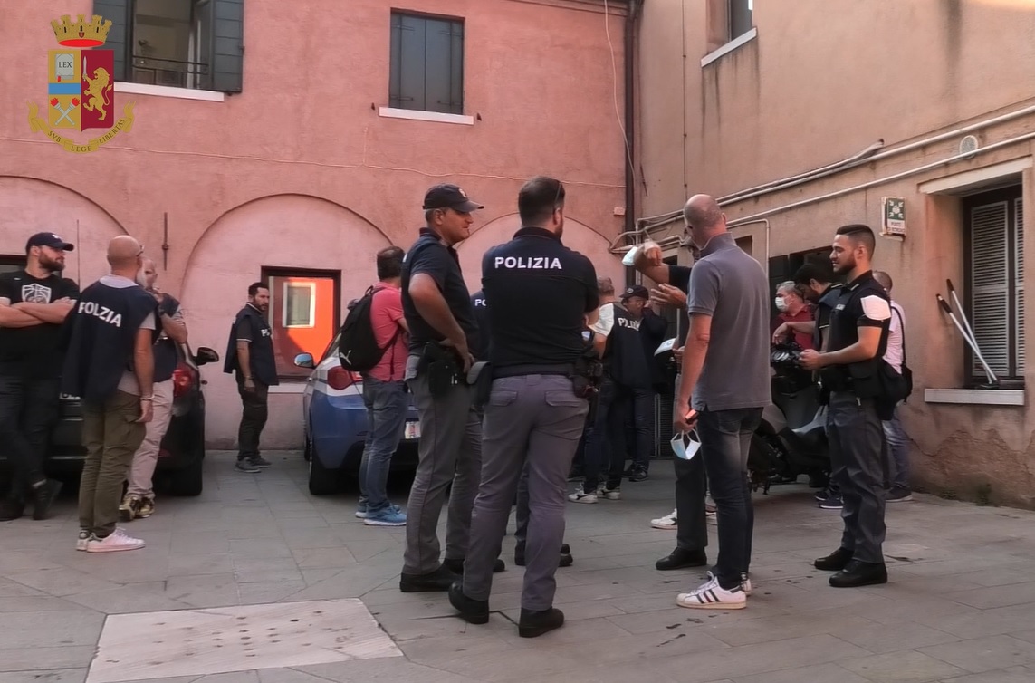 Baby gang Sottomarina, perquisizioni personali e domiciliari a carico di 11 giovani: quasi tutti minorenni – VIDEO