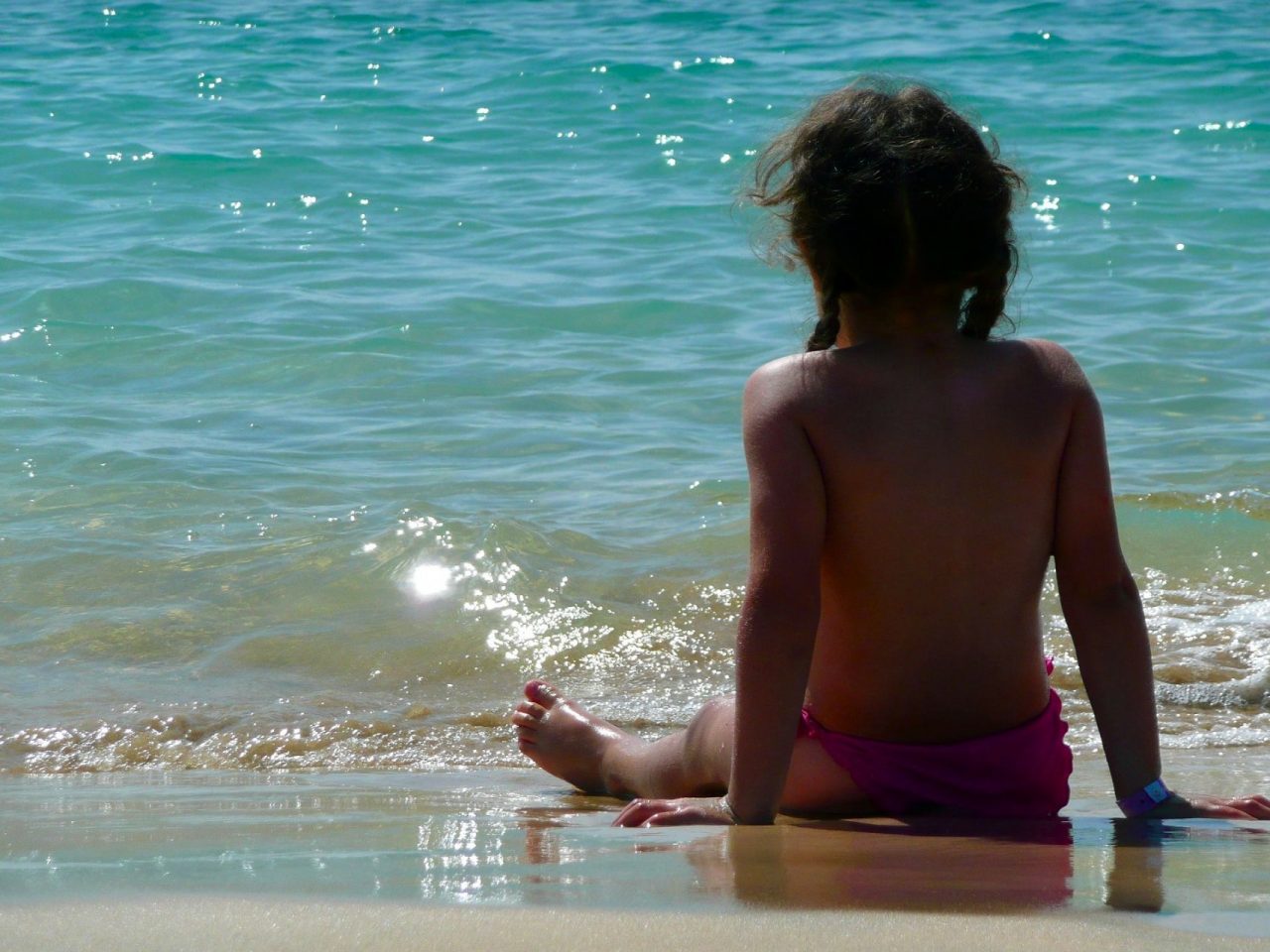 Si masturba mentre filma i bambini in spiaggia: arrestato 54enne tedesco