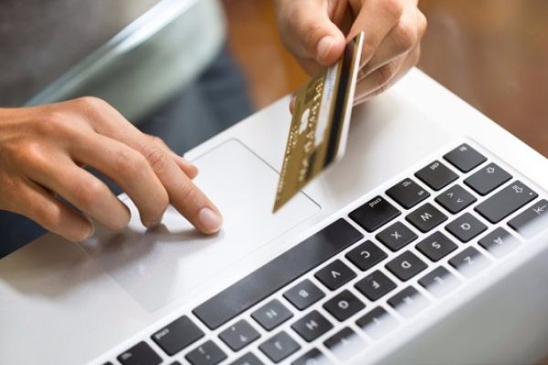 Vende oggetti online ma invece di incassare sborsa centinaia di euro