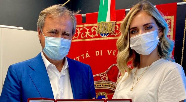 Chiara Ferragni sbarca a Venezia e riceve il Leone d’Oro “Per l’impegno civico”