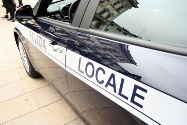 Inseguito lancia la droga in un giardino privato e poi spintona gli agenti: pusher arrestato
