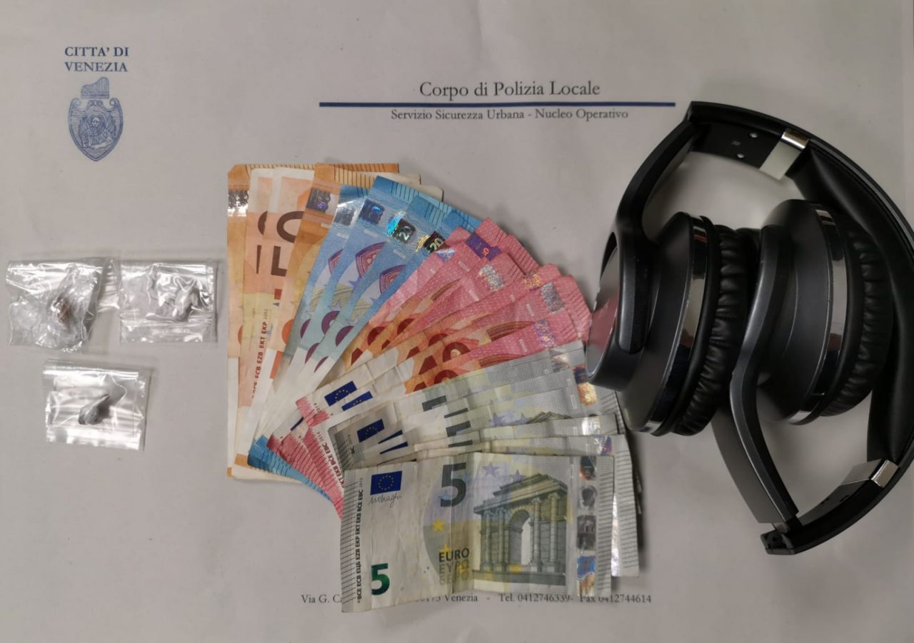 Spaccia eroina in cambio di denaro e di cuffie bluetooth, 29enne arrestato a Mestre