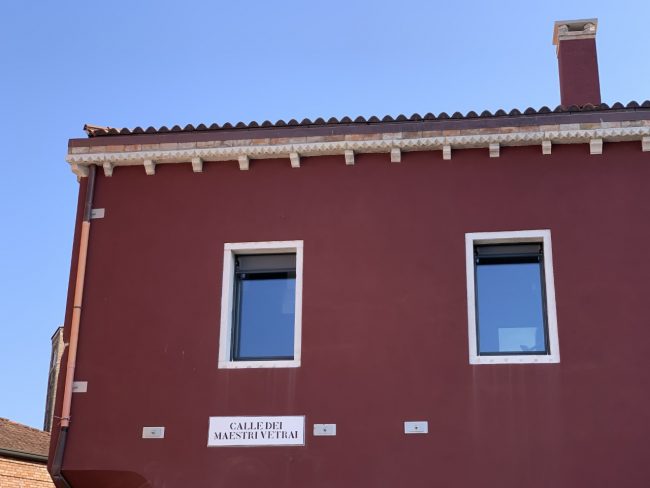 "Perlere e impiraresse": la nuova toponomastica dell'area ex Conterie a Murano ricorderà Pino Signoretto e l'arte vetraria "in rosa"