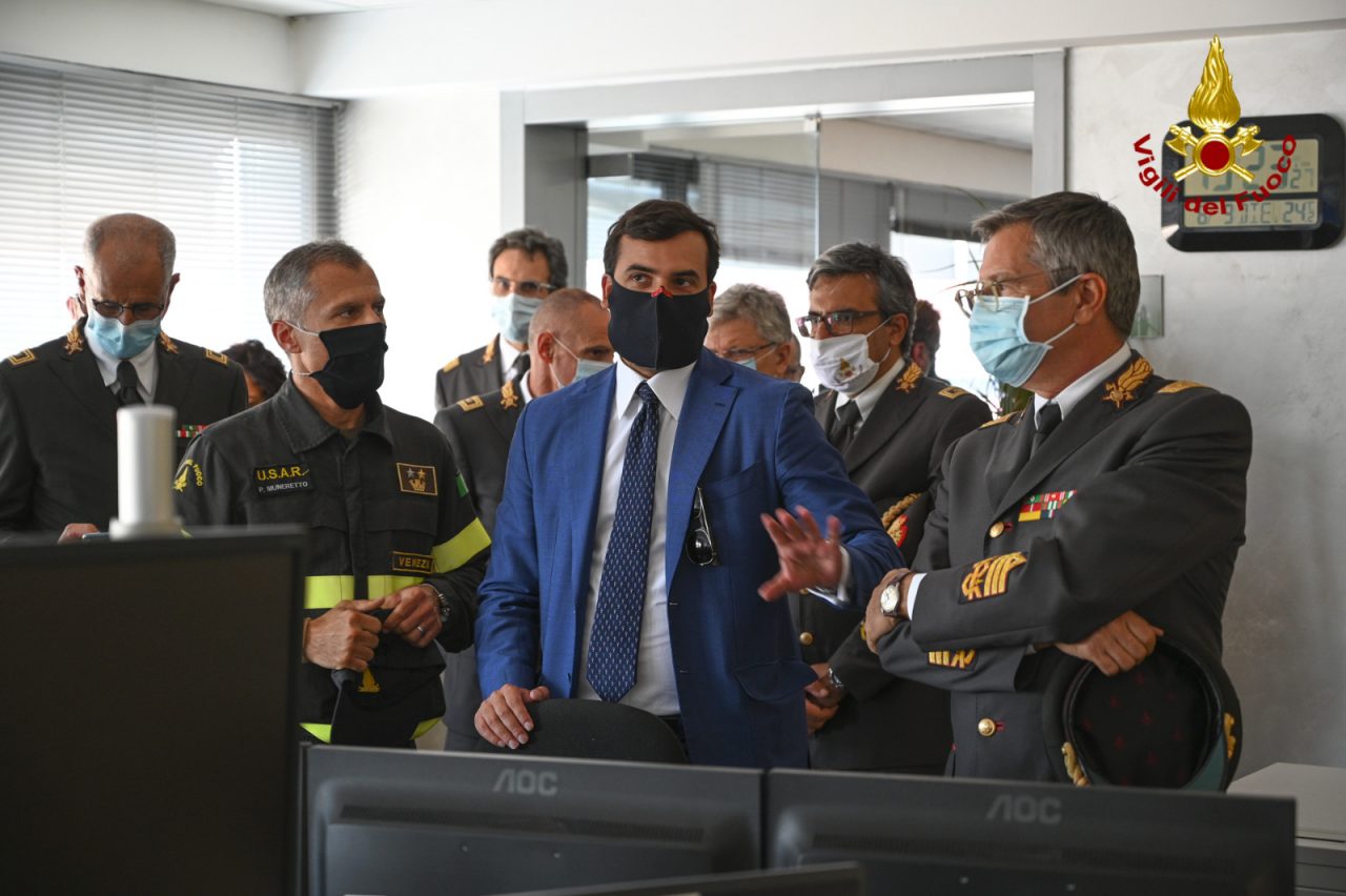 Vigili del fuoco, il sottosegretario all’Interno Carlo Sibilia in visita al comando di Venezia – FOTO