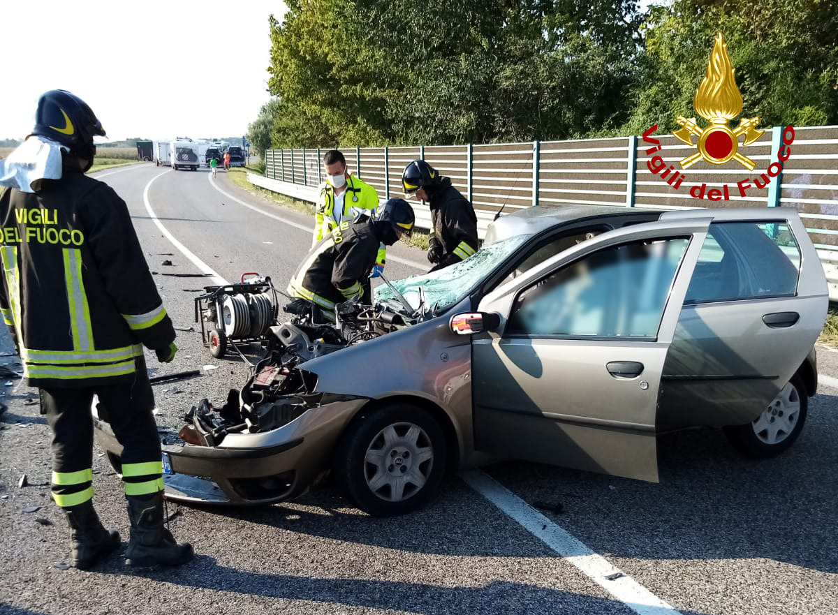 Tragedia a San Donà di Piave, scontro tra due auto: un morto