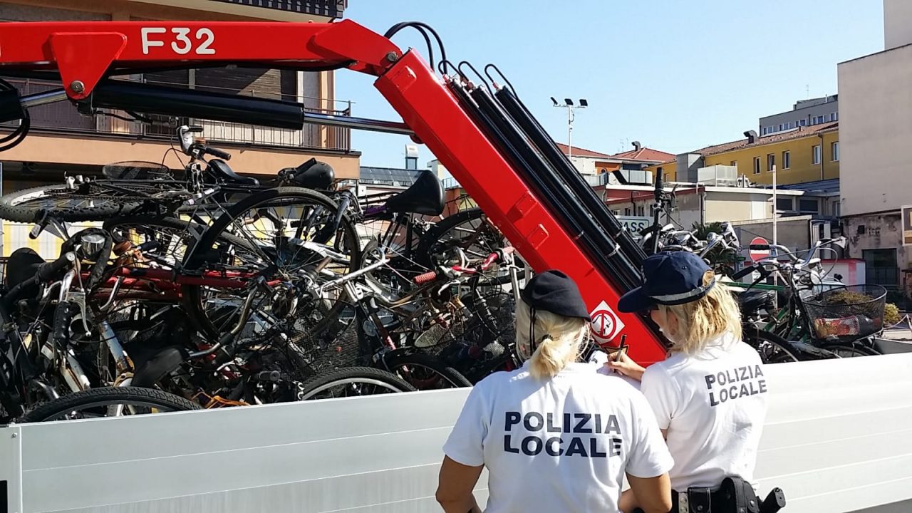 Stop alle biciclette abbandonate fuori dalle rastrelliere: da oggi, inizia la rimozione da parte della polizia locale