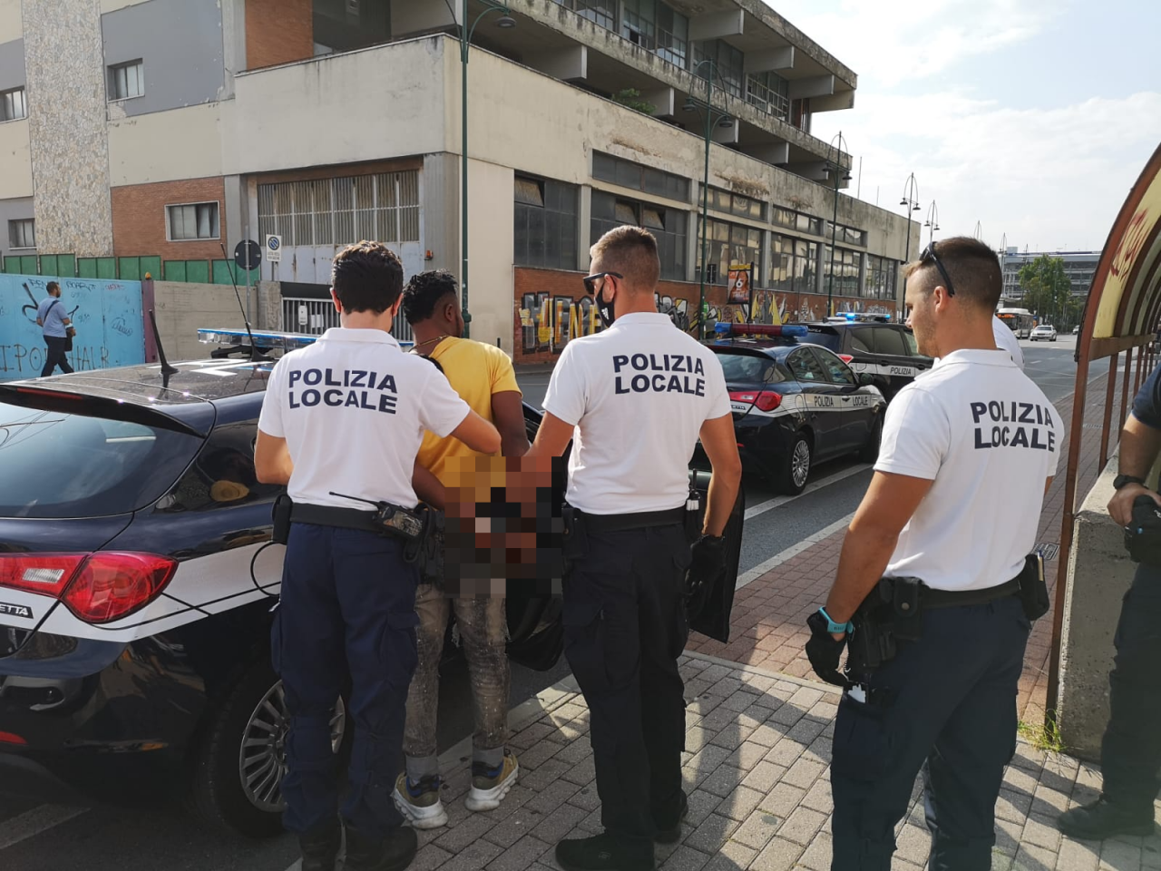 Rione Piave, noto pusher 24enne arrestato e multato: 3mila euro perché faceva pipì in strada