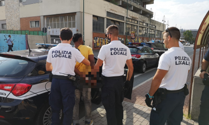 Rione Piave, noto pusher 24enne arrestato e multato: 3mila euro perché faceva pipì in strada