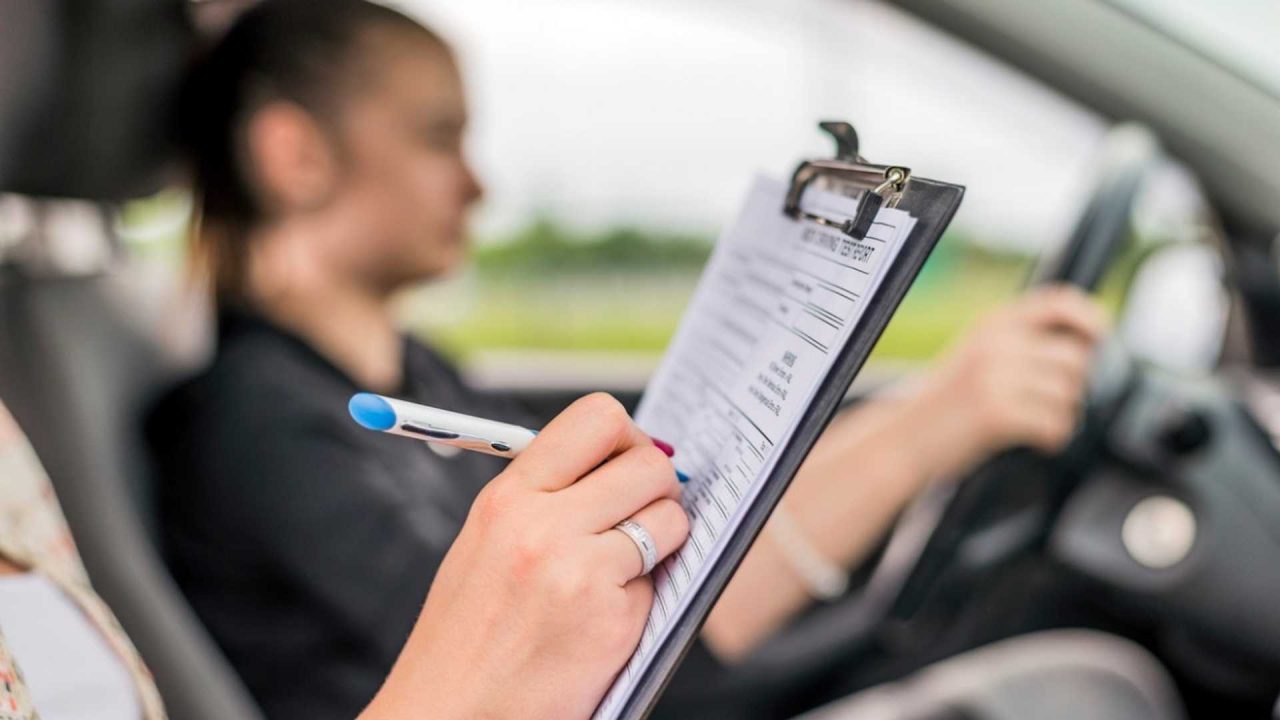 Patenti facili per stranieri, anche travestimenti per falsificare gli esami: 31 indagati e un arresto