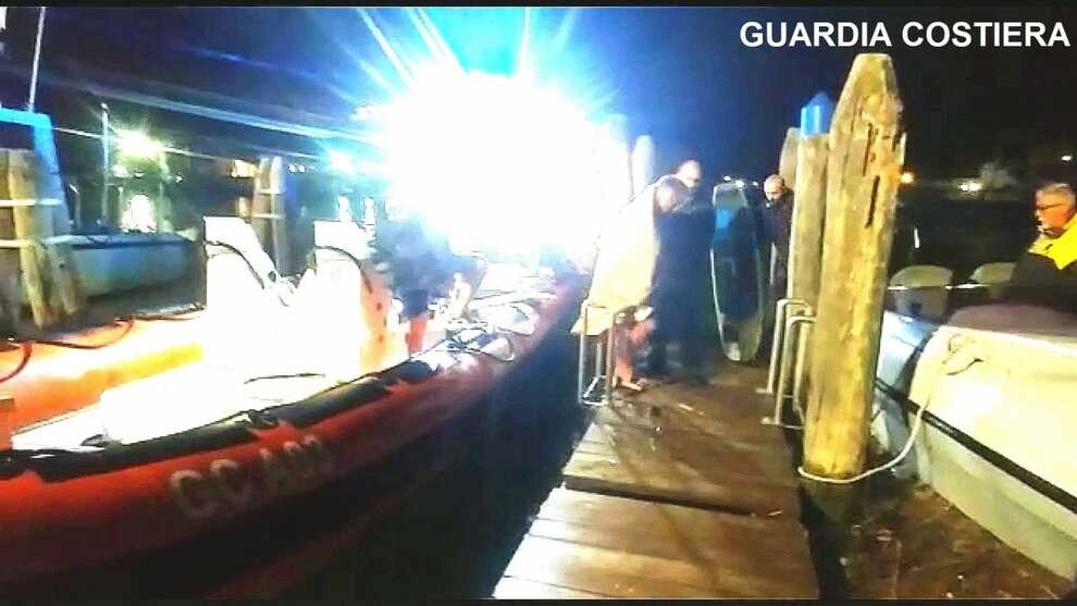 Caorle, cinque surfisti sorpresi dal vento: tutti portati in salvo dai soccorsi