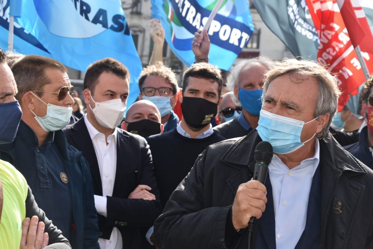 Operatori portuali, Brugnaro alla manifestazione: “Organizzeremo una riunione in Comune con tutto il mondo del lavoro veneziano”