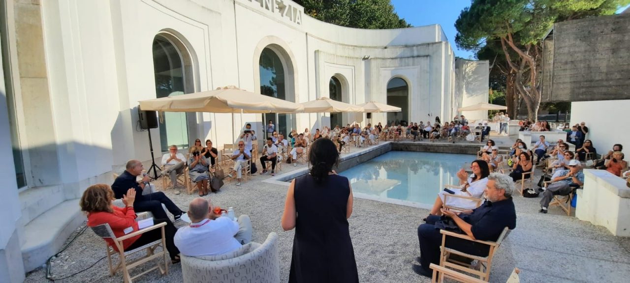 Resta aperto il salotto resiliente dove le arti si incontrano