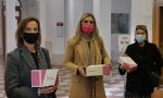 Ottobre Rosa: consegnato alle donne dell'Amministrazione il simbolo della lotta al tumore al seno