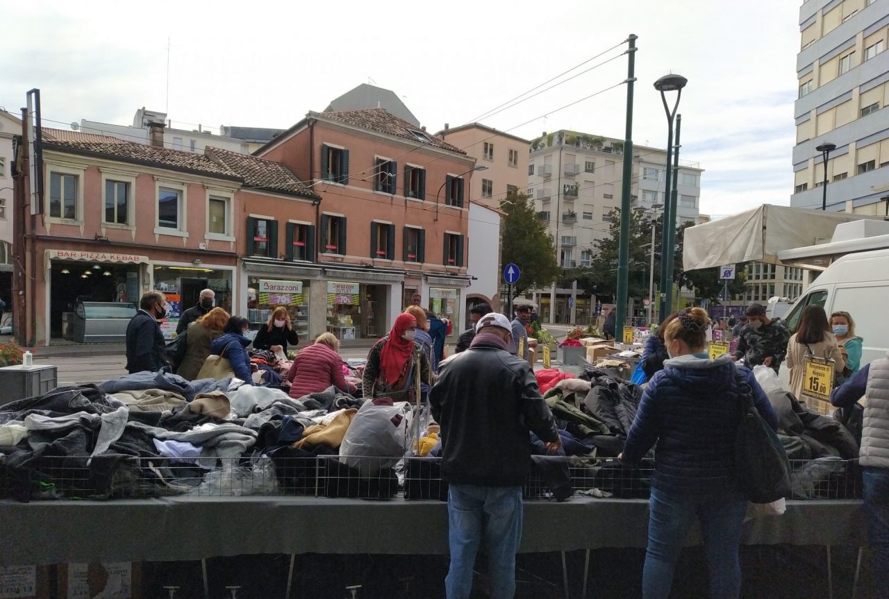 Mancato rispetto norme anti-Covid, Polizia locale chiude tre banchi del mercato di Mestre