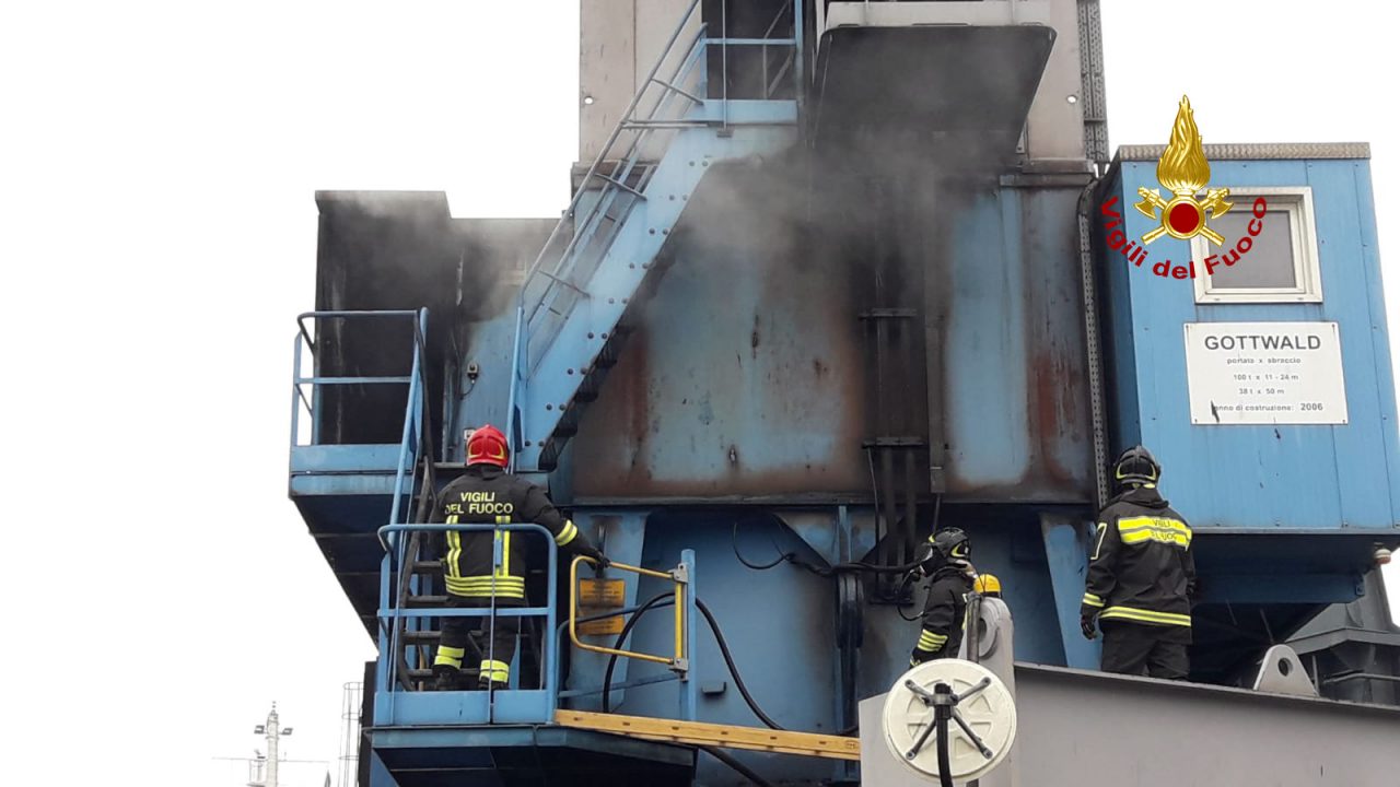 Principio d’incendio di una gru a Porto Marghera: fiamme domate dai Vigili del fuoco – FOTO