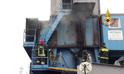 Principio d'incendio di una gru a Porto Marghera: fiamme domate dai Vigili del fuoco - FOTO