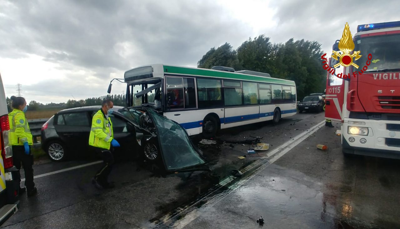 Tragedia a Marano: scontro frontale tra auto e bus di linea, deceduta l’automobilista