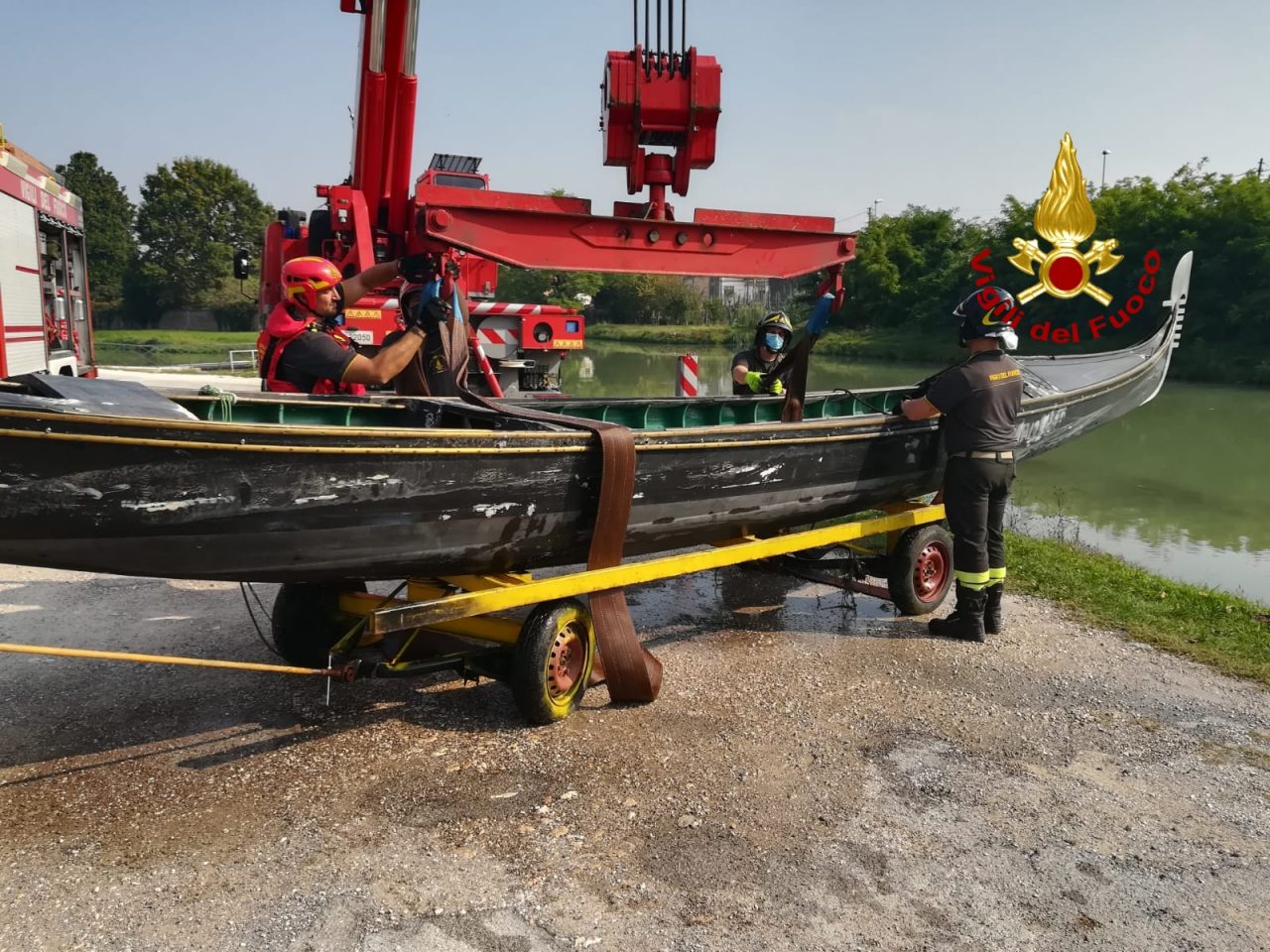 Fiume Brenta, gondola imbarca acqua: intervento dei Vigili del fuoco con l’autogru – FOTO