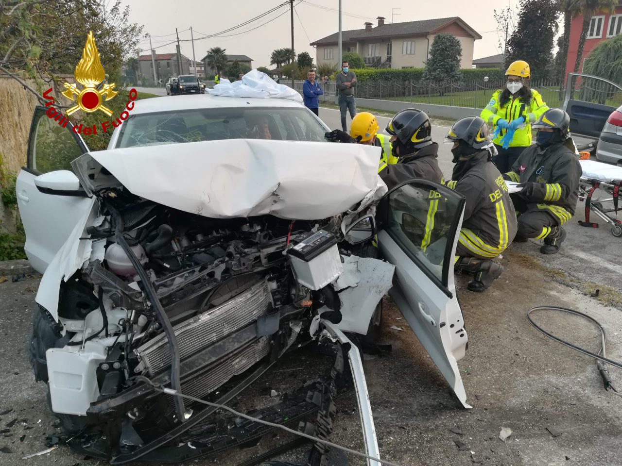 Campagna Lupia, frontale tra due auto: anziano estratto dalle lamiere – FOTO
