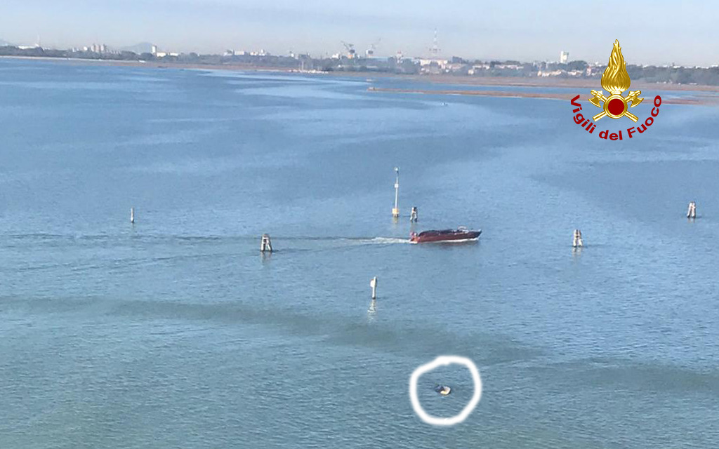 Incidente nautico, tre persone in acqua: un ferito e imbarcazione affondata – FOTO