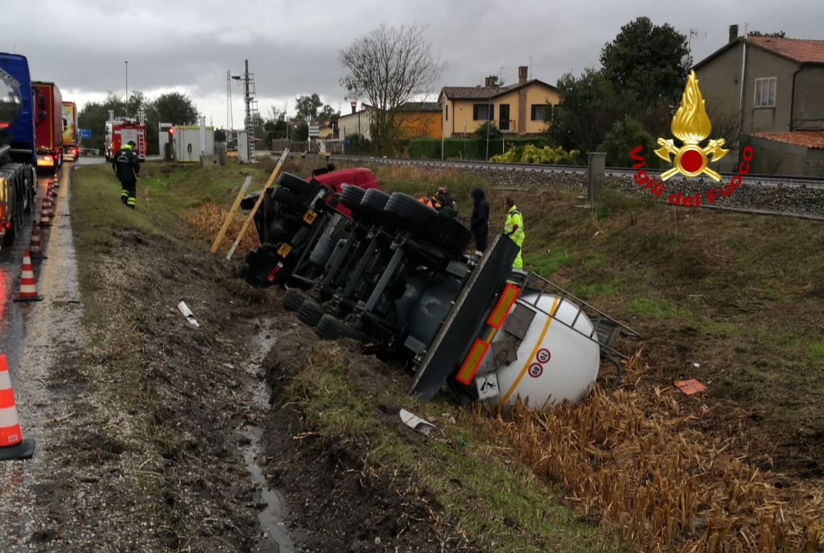 Paura a Chioggia, camion cisterna carico di ipoclorito di sodio si rovescia: Vigili del fuoco sul posto – FOTO