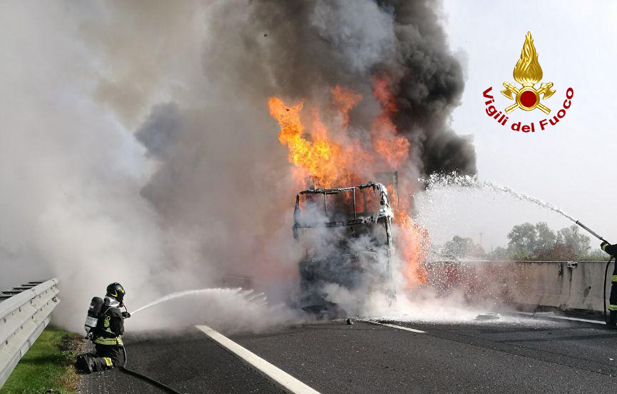 Autostrada A4, incidente con incendio: tre mezzi pesanti coinvolti. Autista ustionato – FOTO