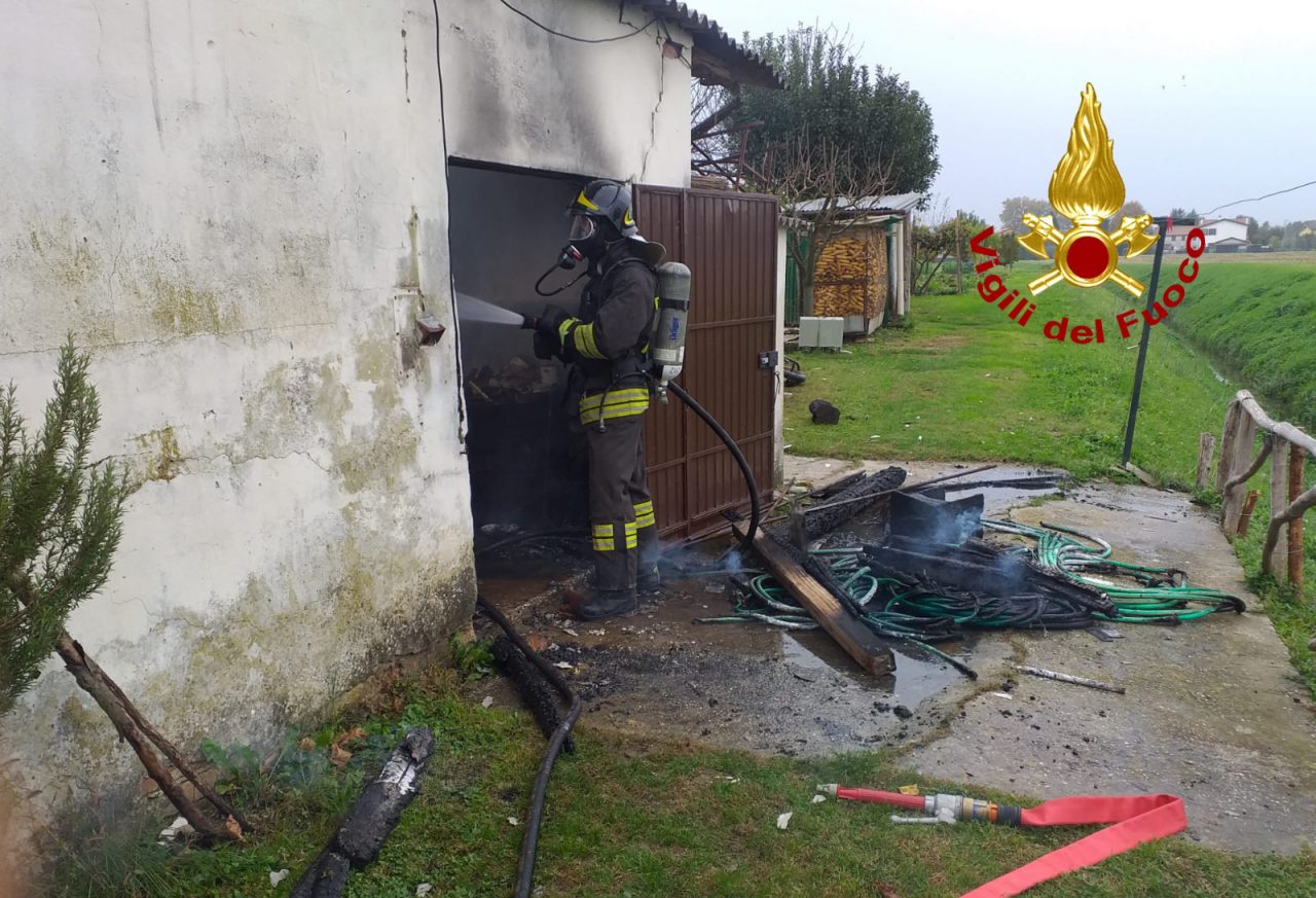 Ricovero mezzi agricoli in fiamme a Spinea: bruciato anche il tetto in eternit – GALLERY
