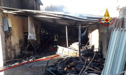 Incendio a Mellaredo, sottoportico in fiamme: danni anche al piano terra della casa - FOTO