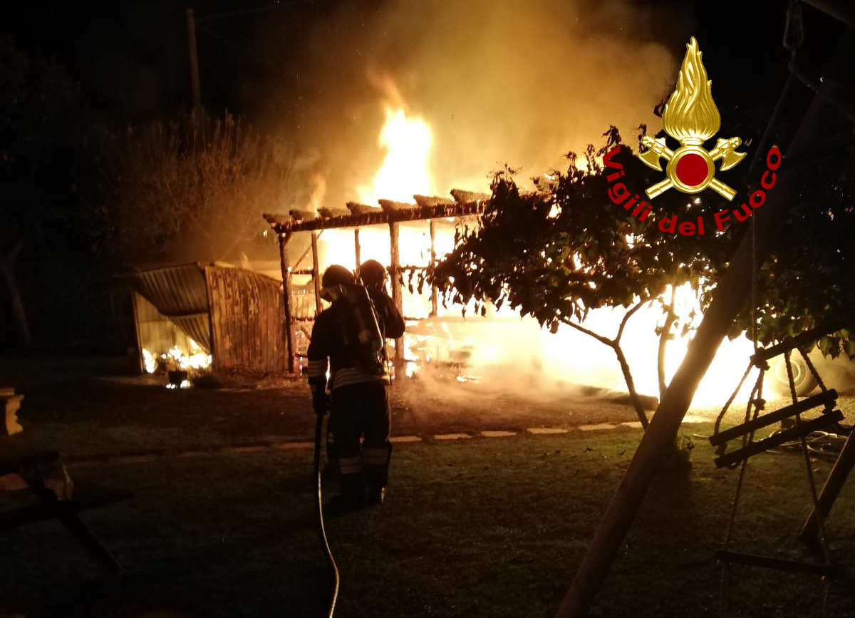 Paura a Noale, in fiamme furgone con all’interno bombole di ossigeno