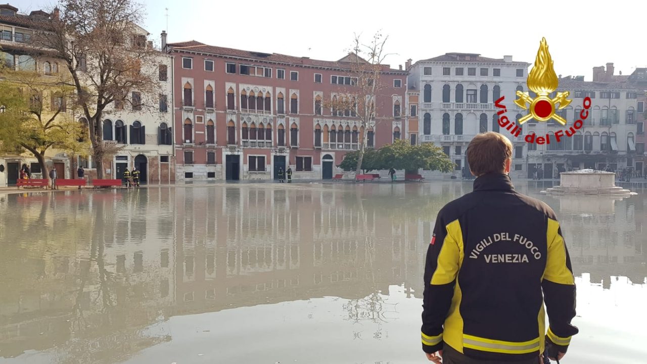 Campo San Polo sott’acqua! L’alta marea non c’entra, colpa di un tubo dell’acquedotto rotto