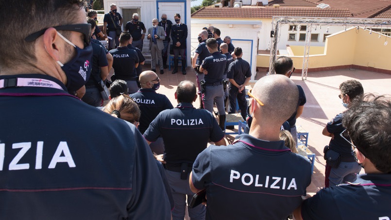 Si presentano all’Ufficio immigrazione e ricevono… un foglio di espulsione