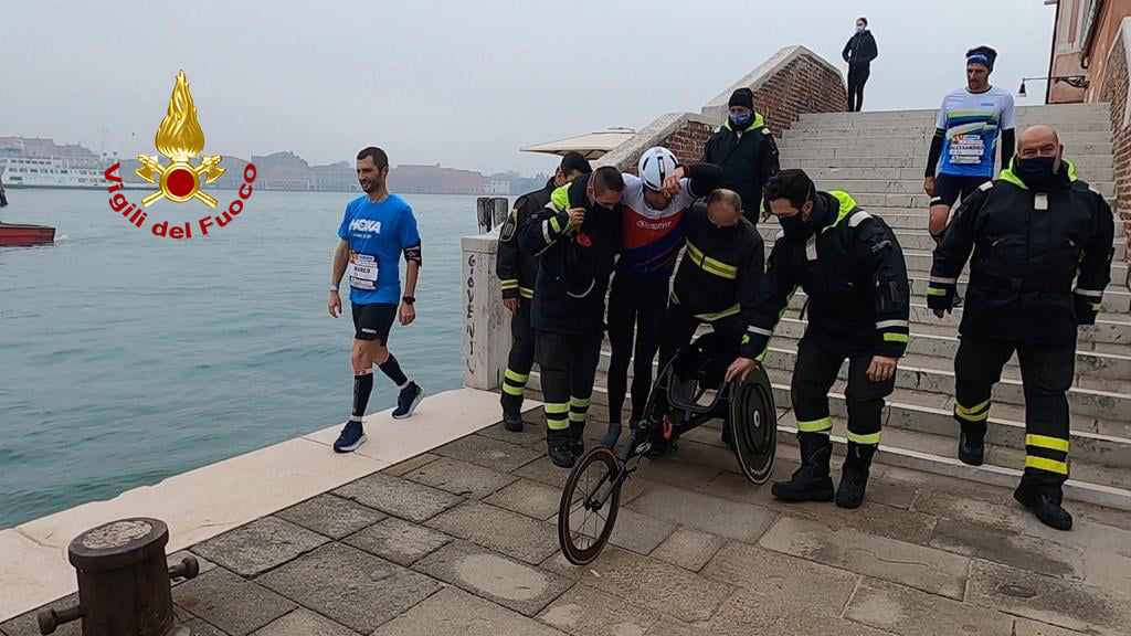 Venicemarathon one for all, una corsa per tre con il supporto dei Vigili del fuoco – GALLERY