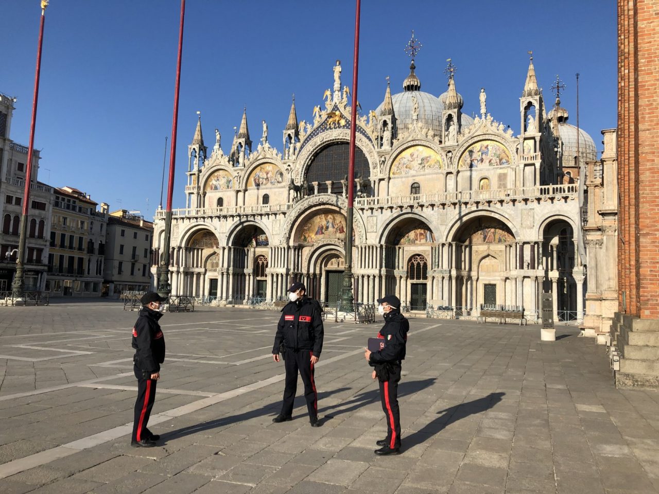 Bomba fumogena in San Marco, rapinatori armati svuotano una gioielleria