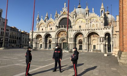 Bomba fumogena in San Marco, rapinatori armati svuotano una gioielleria