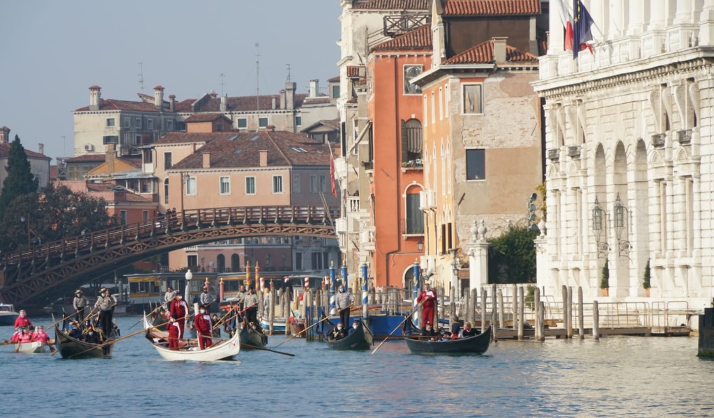 Corteo acqueo votivo alla Madonna della Salute: le bellissime foto delle barche a remi lungo il Canal Grande