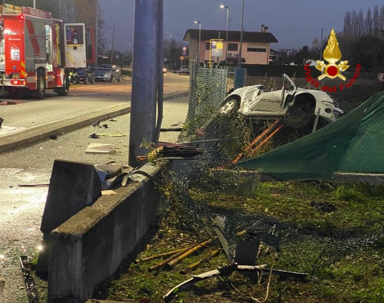 Auto si schianta contro i contatori del gas: morto un 19enne di Mira – FOTO
