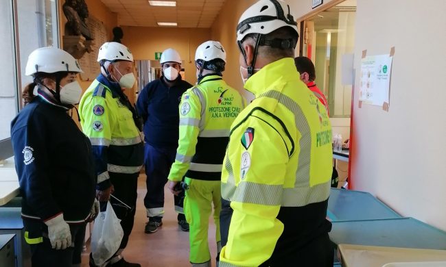 Tute gialle degli alpini in azione per ripristinare l’ospedale dismesso