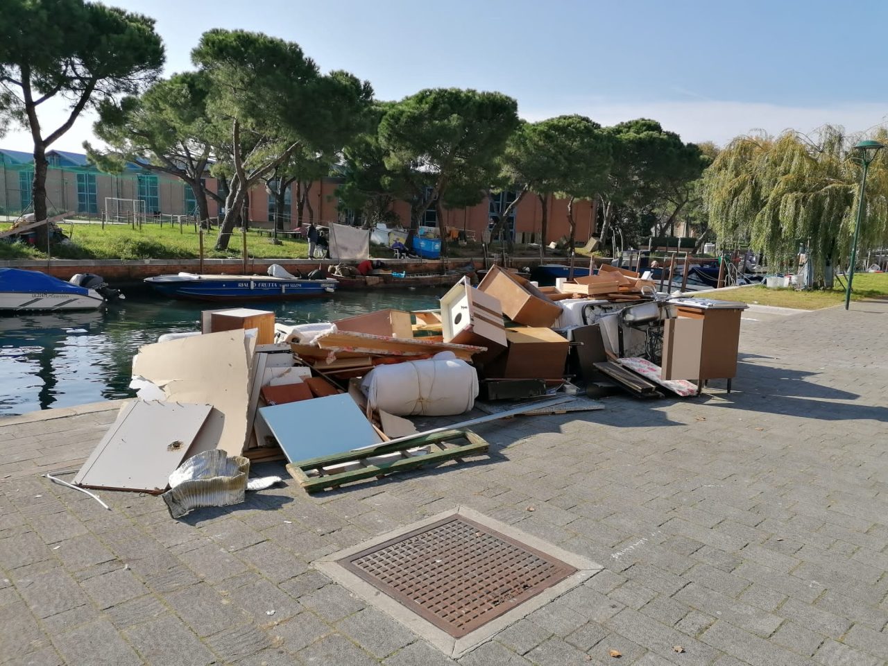 Una catasta di rifiuti ingrombranti abbandonati a Sacca Fisola