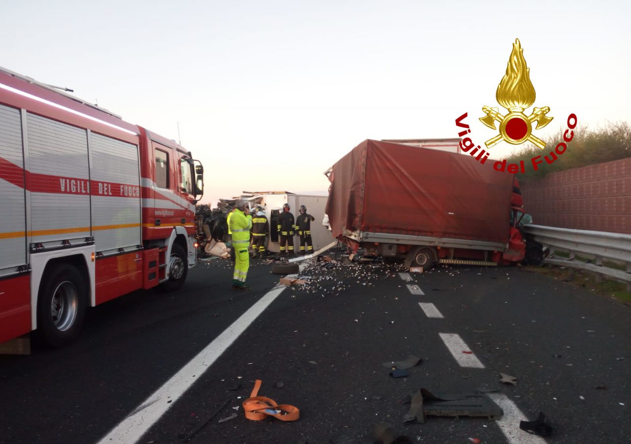 Tragedia in A4, terribile schianto tra un camion e due furgoni: un morto – FOTO