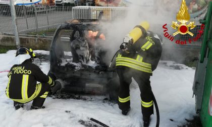 Incendio auto a Spinea, salvo il conducente: fiamme spente con la schiuma - FOTO