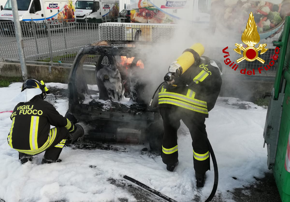 Incendio auto a Spinea, salvo il conducente: fiamme spente con la schiuma – FOTO