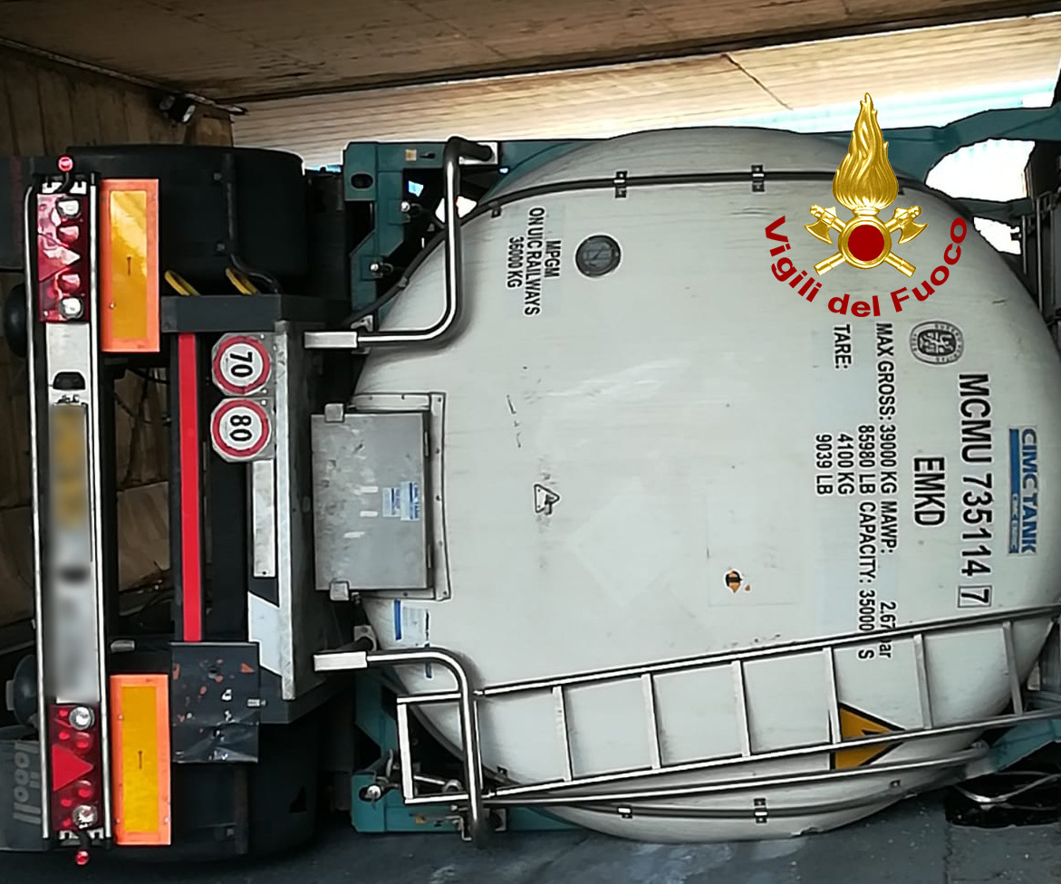 Incidente a Dolo, autocisterna con prodotti chimici si rovescia nel sottopasso: intervento in corso – FOTO