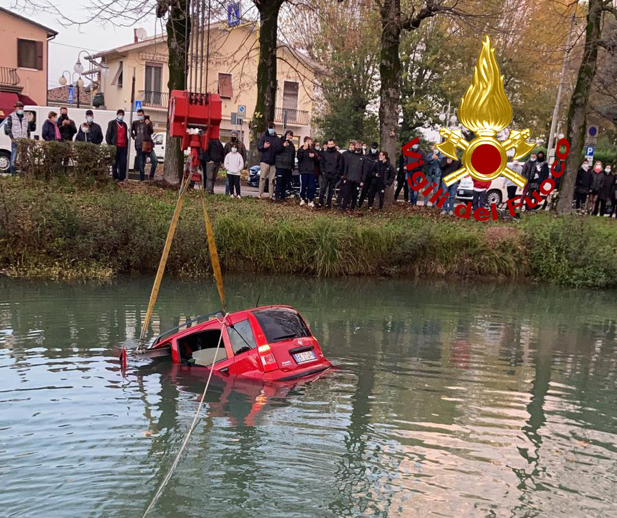 Auto nel naviglio del Brenta a Mira, conducente in salvo a nuoto – FOTO