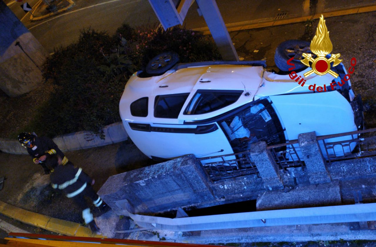 Incidente sulla rampa Rizzardi a Mestre, perde il controllo dell’auto e si rovescia: conducente ferito – FOTO