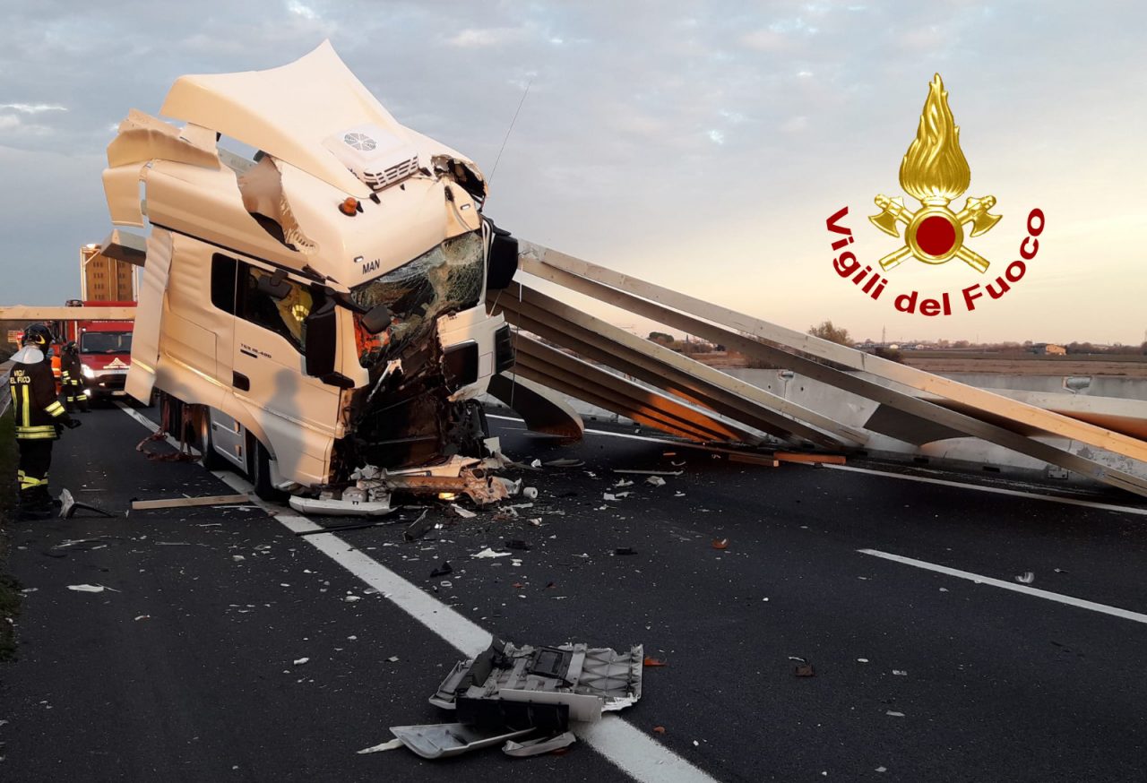 Tamponamento tra due tir, strada bloccata da grandi pannelli